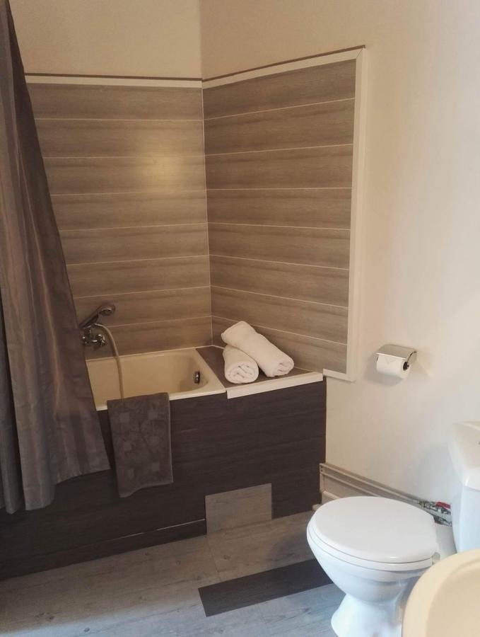 Hotel Du Square ريوم المظهر الخارجي الصورة